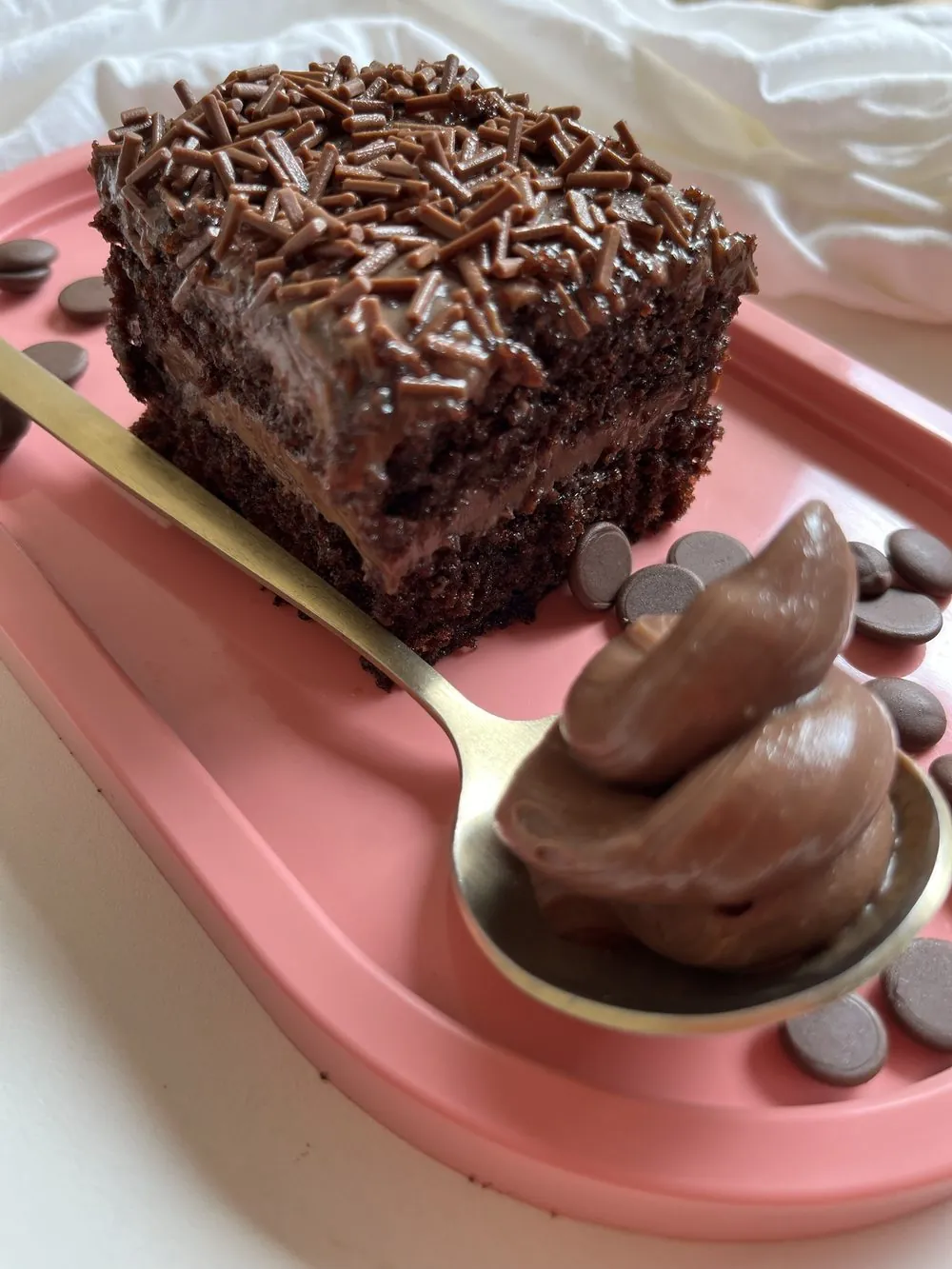 Bolo gelado de chocolate: Massa de chocolate molhadinha, cobertura cremosa e granulado. Vai direto da geladeira